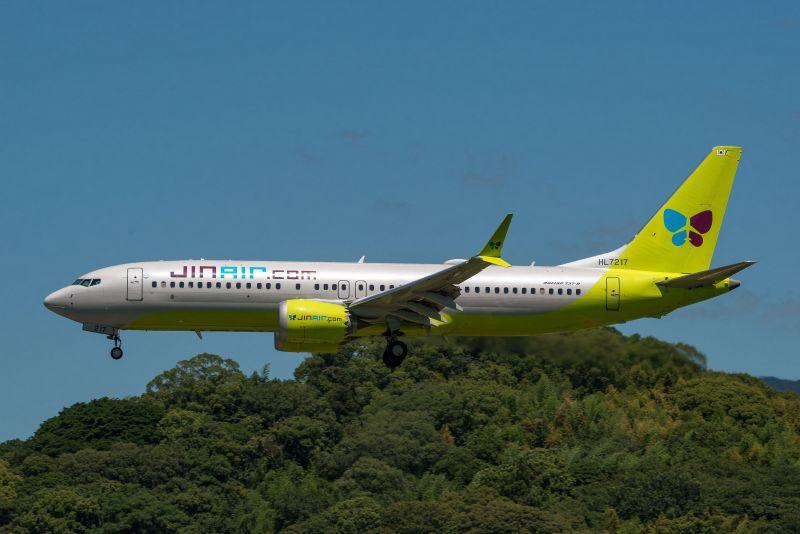 Jin Air 737-8 