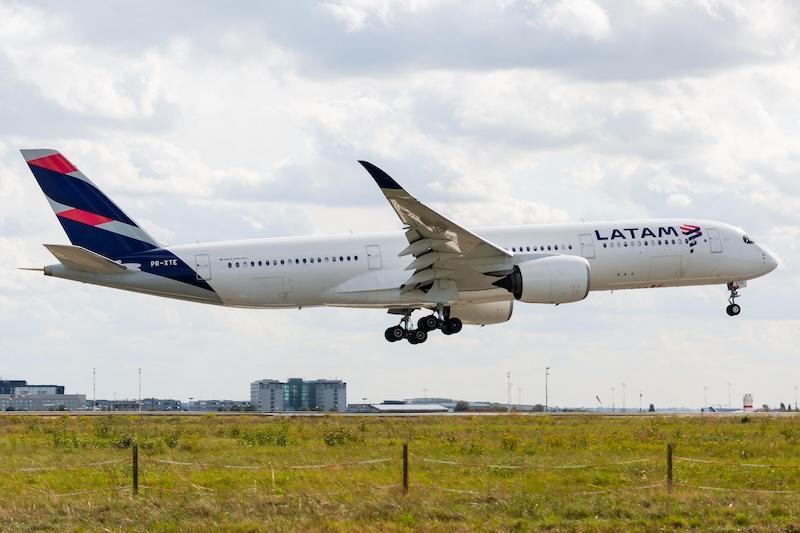 latam a350 landing in paris