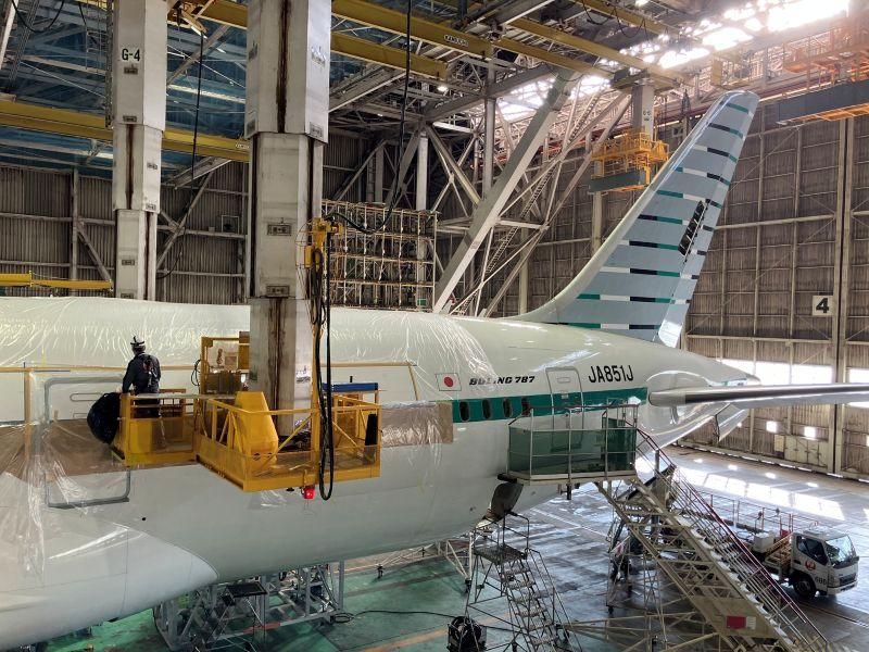  Riblets were applied to areas on the sides of a Zipair 787’s fuselage using O-Well’s paint-to-paint process.