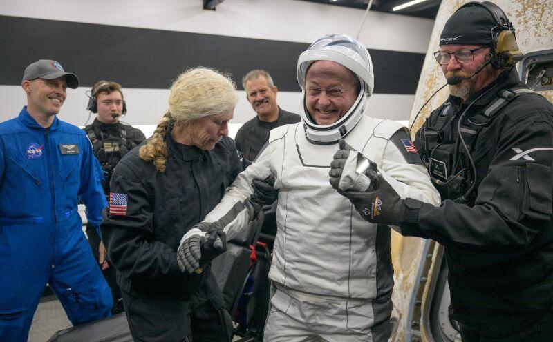 Astronaut Fincke reveals medical issue that ended the mission early. 