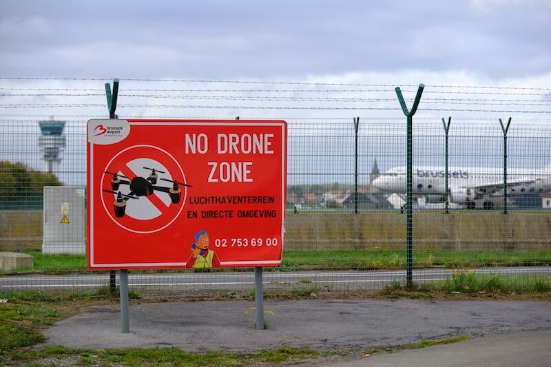 no drone zone sign at brussels airport