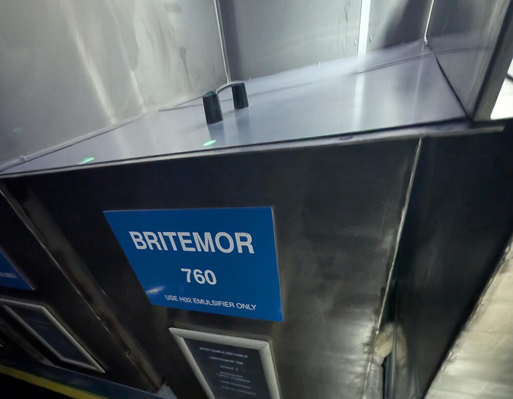 Fluorescent fluid tank