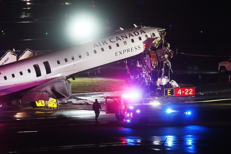 jazz aviation crash picture laguardia