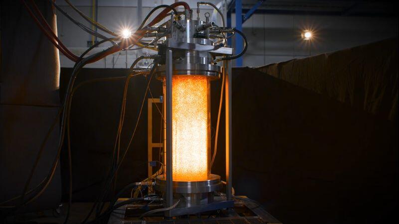 Light-driven biogas-to-syngas process uses highly reactive and highly selective catalyst in a photochemical reactor powered by renewable electricity.