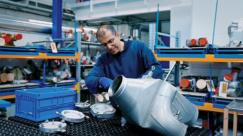 Liebherr-Aerospace worker