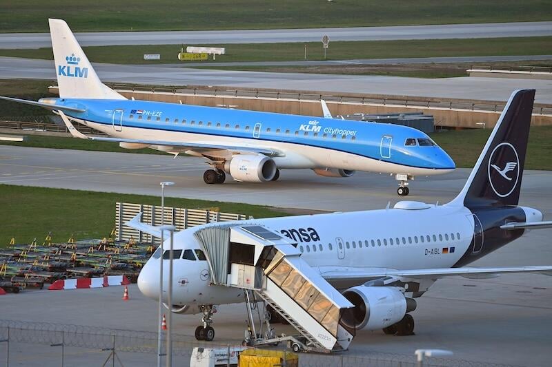 lufthansa and klm city hopper jets