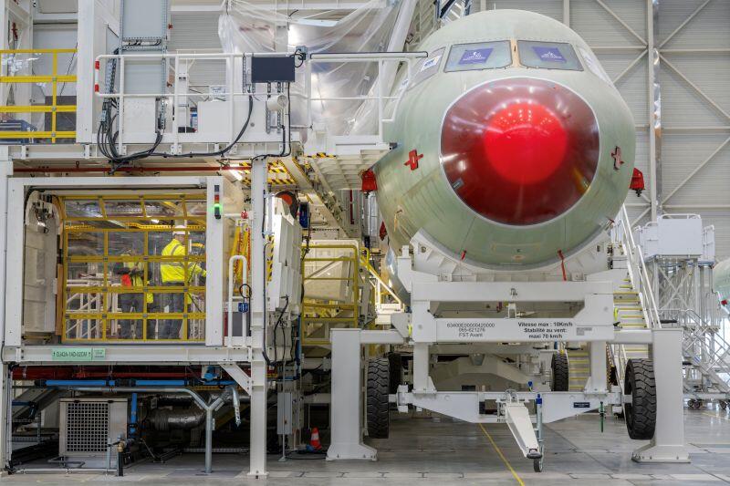 Airbus A321neoFAL wings moving to station 41