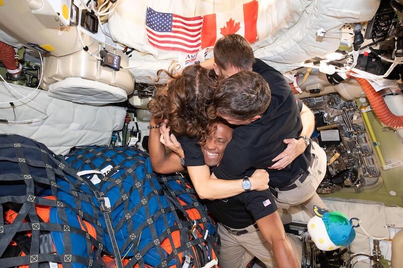 artemis 2 crew hugging