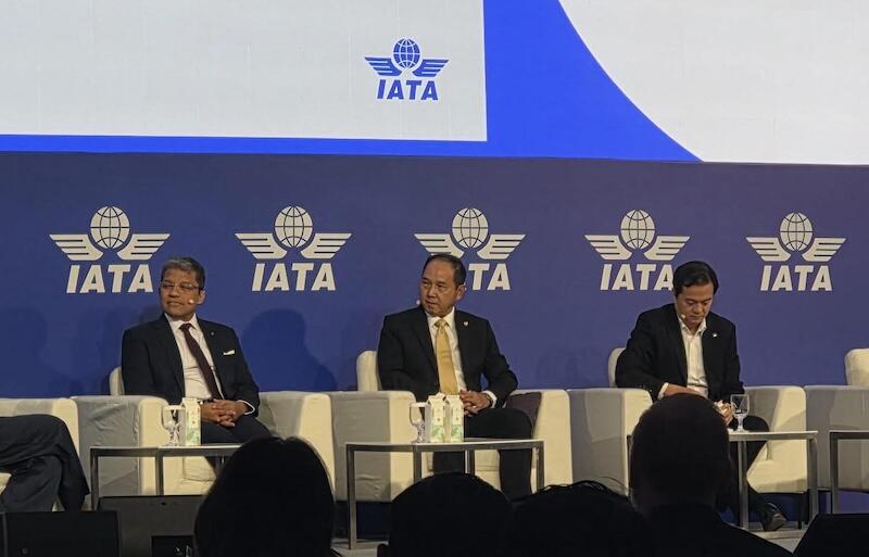 Thai Airways CEO Chai Eamsiri (center)