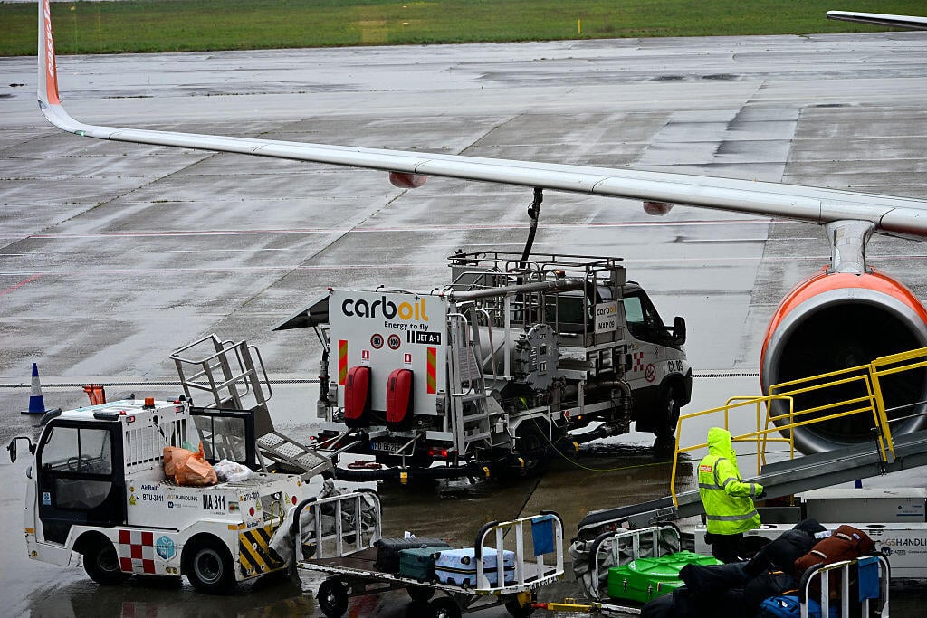 Aircraft refueling in Italy