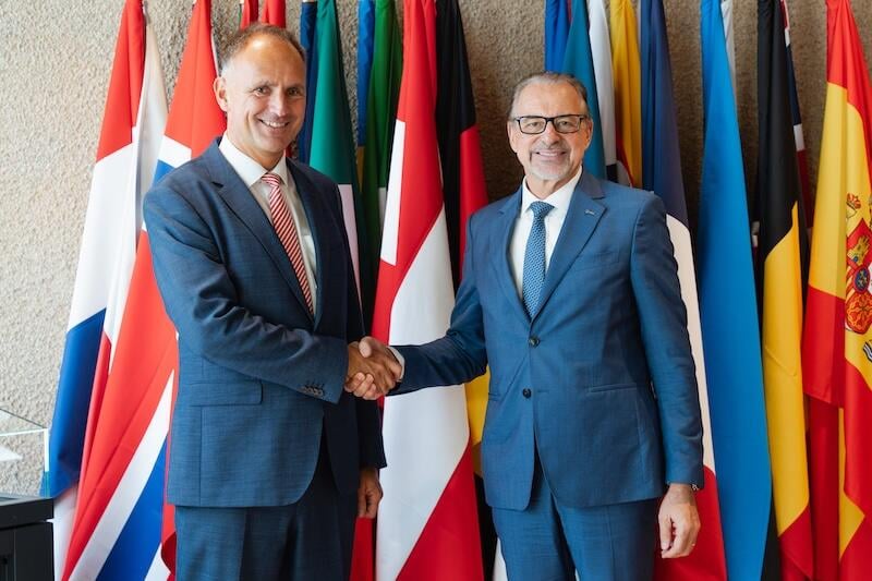 ESA Director General Josef Aschbacher (right) and his European Defense Agency counterpart André Denk.