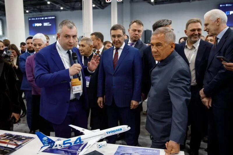 Tupolev Deputy Chief Designer Kirill Aseev (left) shows the Tu-454 model to the head of Russia’s Tatarstan region.