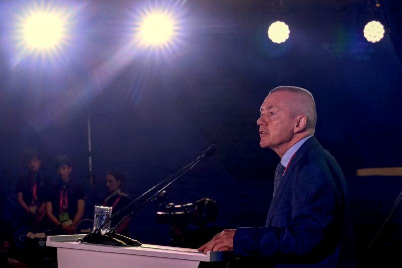 Willie Walsh speaking at podium