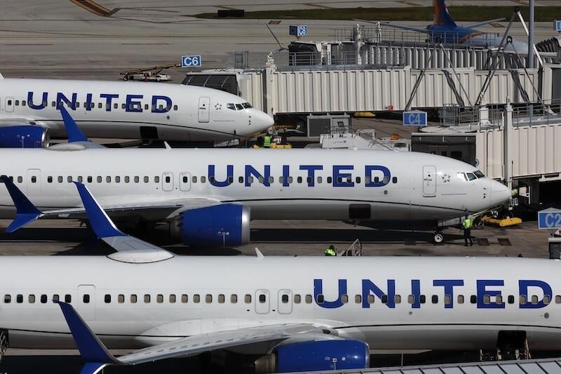 united jets on the ground