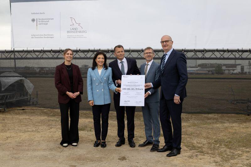 Eva-Maria Dichtl (Head of H2 & PtL at ENERTRAG), Federal Minister for Economic Affairs Katherina Reiche, Jan Toschka (CEO of Zaffra), Dr Gunar Hering (CEO of ENERTRAG), Minister-President Dr Dietmar Woidke