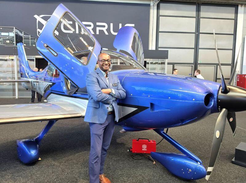 Boni Caldeira in front of a cirrus aircraft