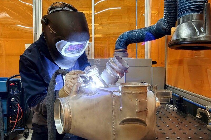 Liebherr-Aerospace employee with heat transfer equipment