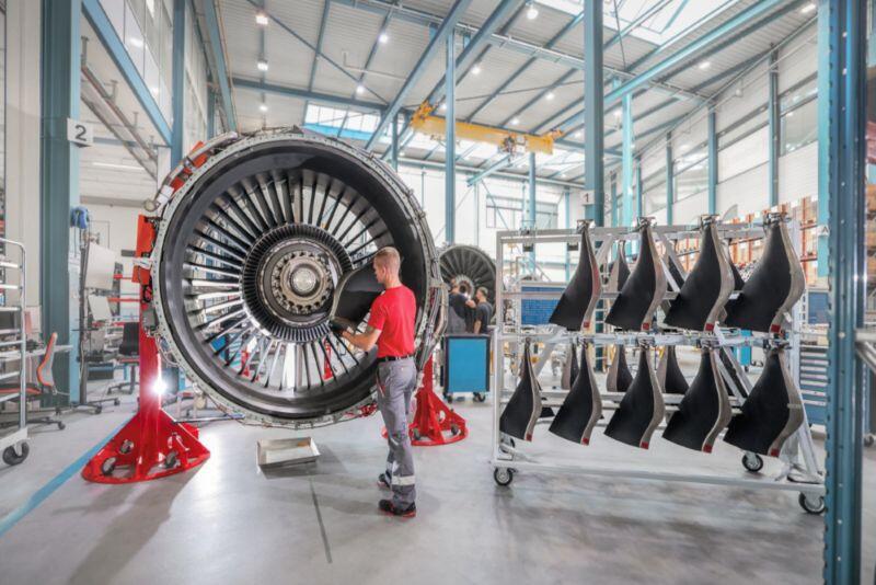 SR Technics Leap engine
