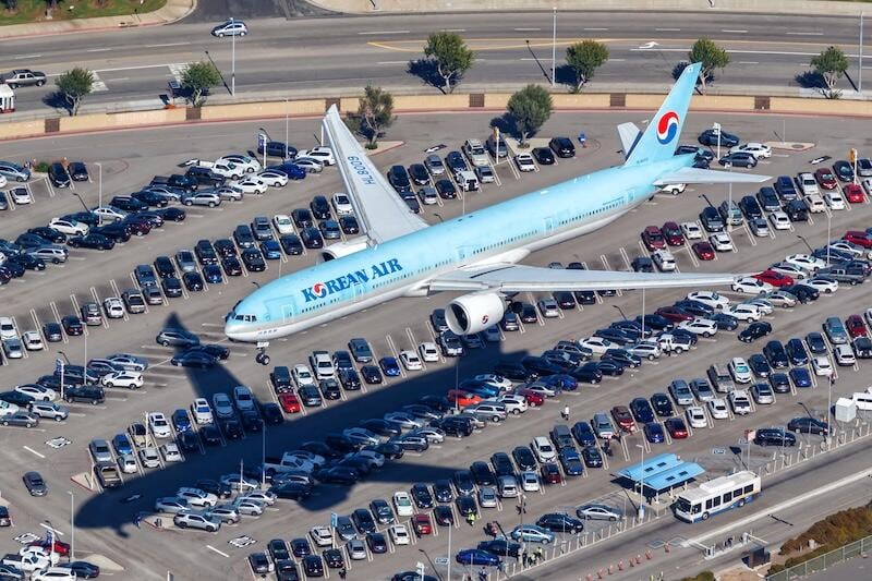 korean air jet landing at lax