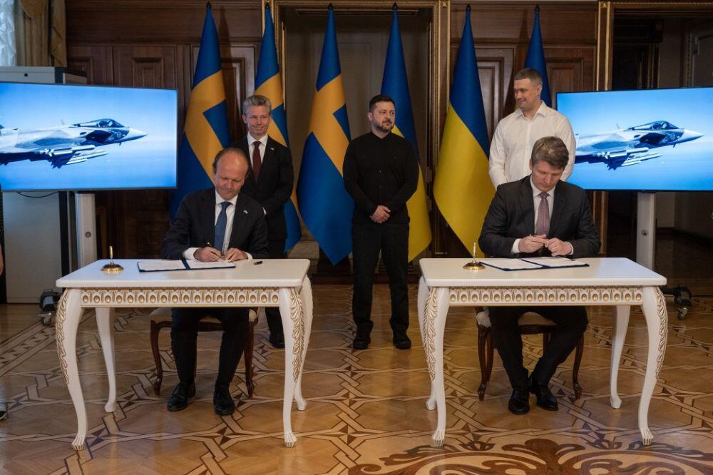 Ukrainian government Pic caption: Flanked by images of Gripen Es armed with Meteor and IRIS-T missiles, Swedish and Ukrainian officials sign the first order for new Saab fighters by Kyiv.
