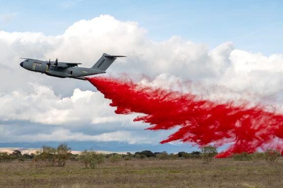 A400M dumping firefighting chemicals