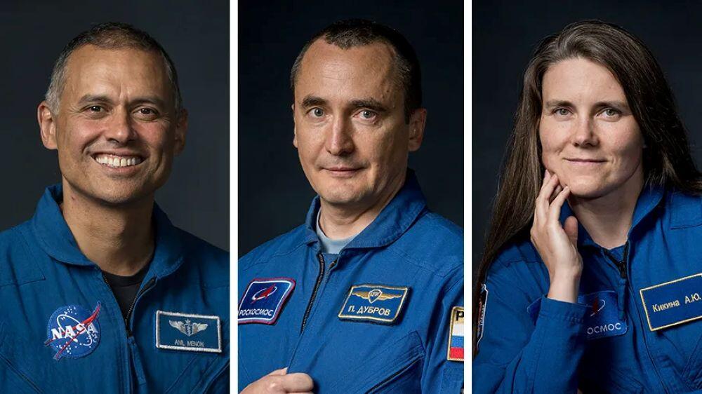 【中古】 Kosmonauts @ Kontor Russia Delivers Astronaut, Two Cosmonauts To Space Station
