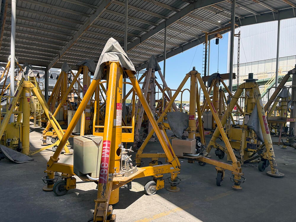 Aircraft gear jack storage