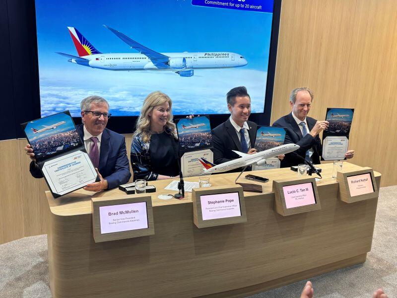 L to R: Boeing Commercial Airplanes SVP Brad McMullen, BCA CEO Stephanie Pope, PAL Holdings CEO Lucio Tan III and PAL CEO Richard Nuttall.