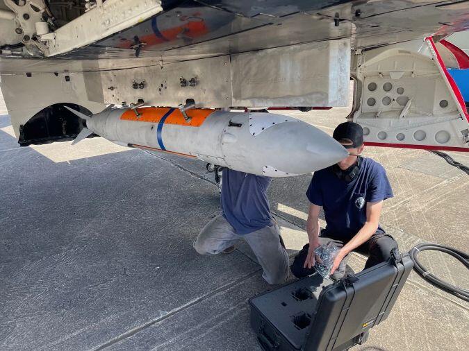 Underwing munition loading