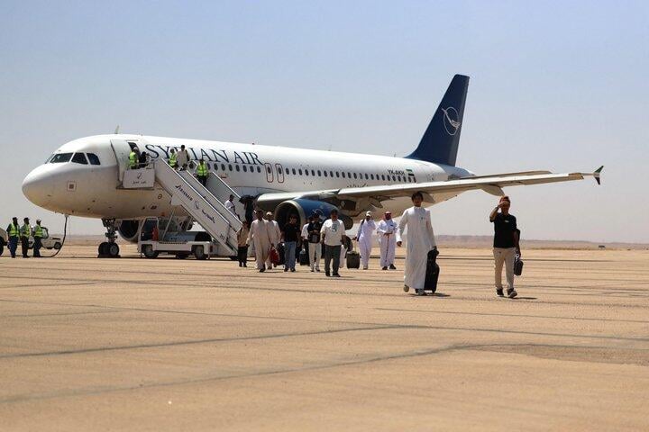 Passengers disembark a Syrian Airlines A320
