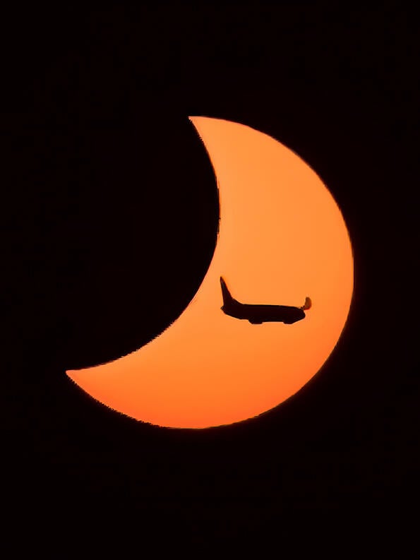 Boeing 737 in front of total solar eclipse
