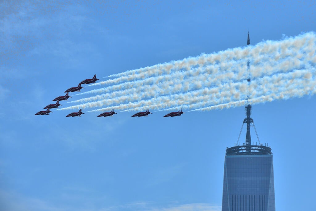 aircraft flying in formation past One World Trade Center