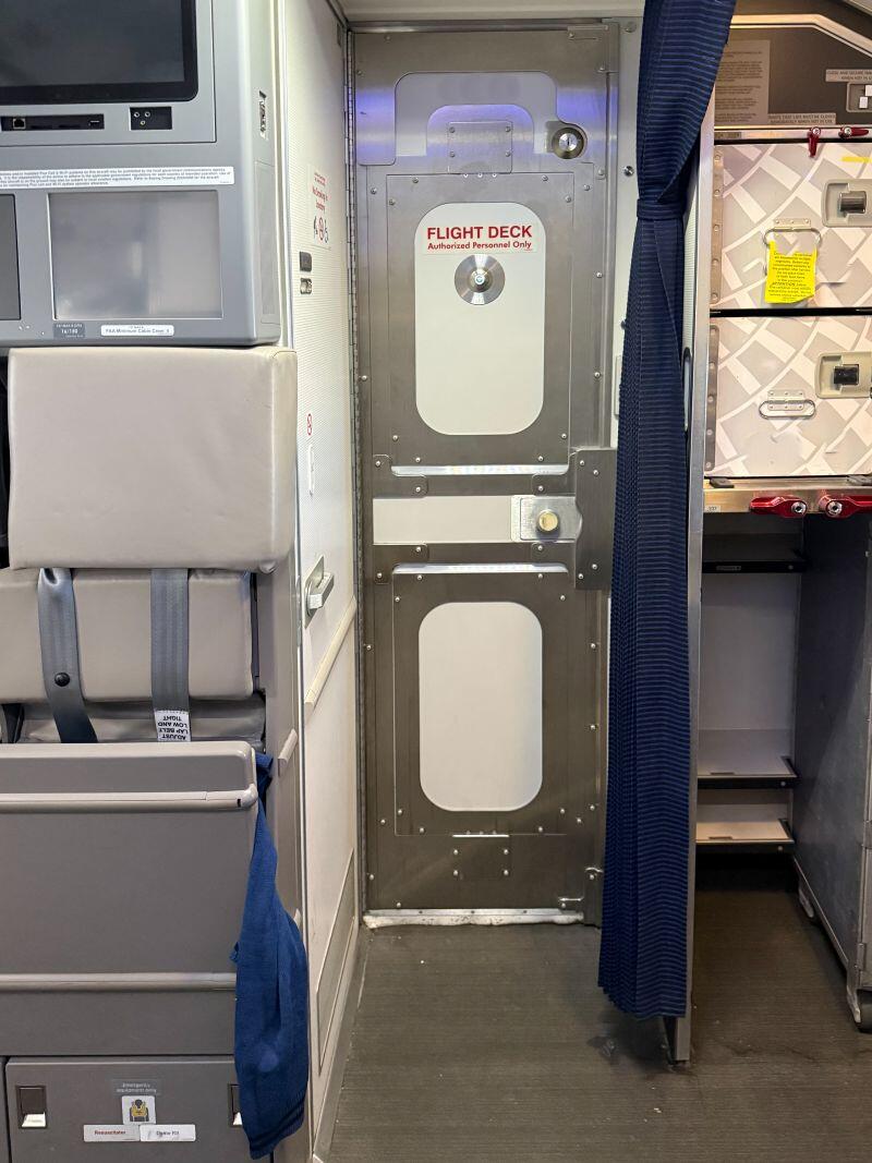 737-8 cockpit door