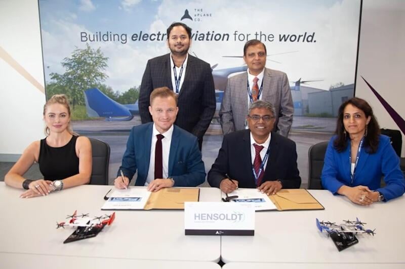 representatives from hensoldt and eplane at contract signing
