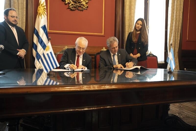 Argentine Foreign Minister Pablo Quirno and his Uruguayan counterpart Mario Lubetkin sign agreement