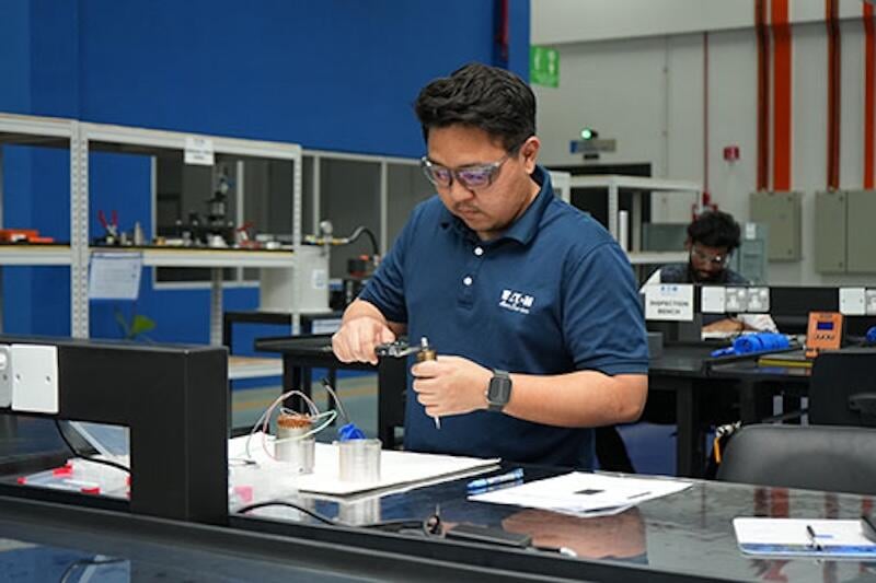 technician at laboratory workbench 