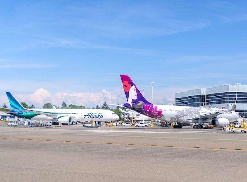alaska and hawaiian aircraft at seattle-tacoma international airport