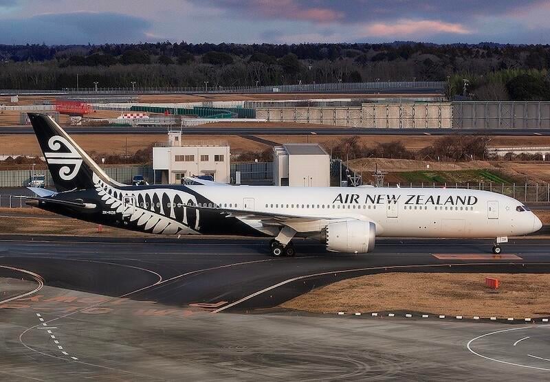 air new zealand aircraft on runway