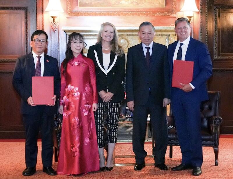 vietjet and spacex representatives 