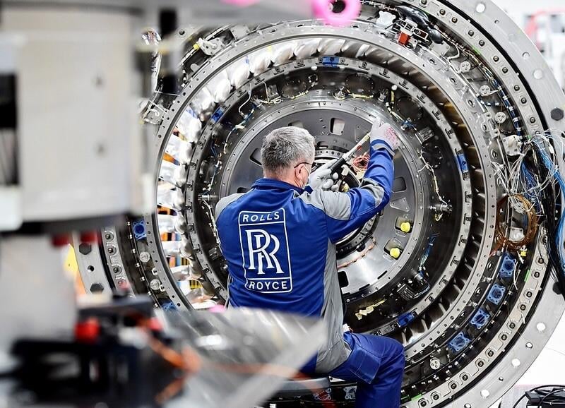 rolls-royce technician assembling a jet engine