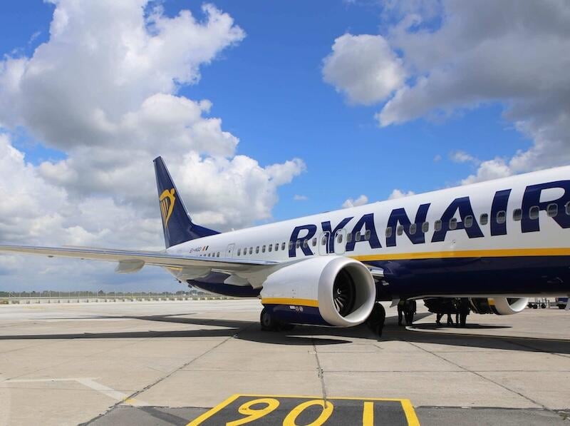 ryanair aircraft on ground