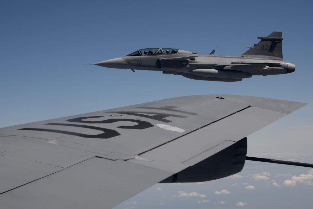 A Hungarian JAS-39 Gripen flies alongside a U.S. Air Force KC-135. Credit: U.S. Air Force