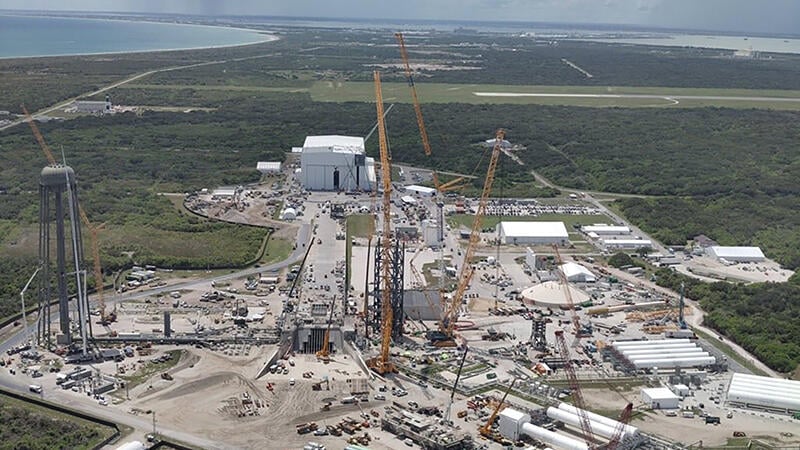 construction cranes at Blue Origin lauchpad