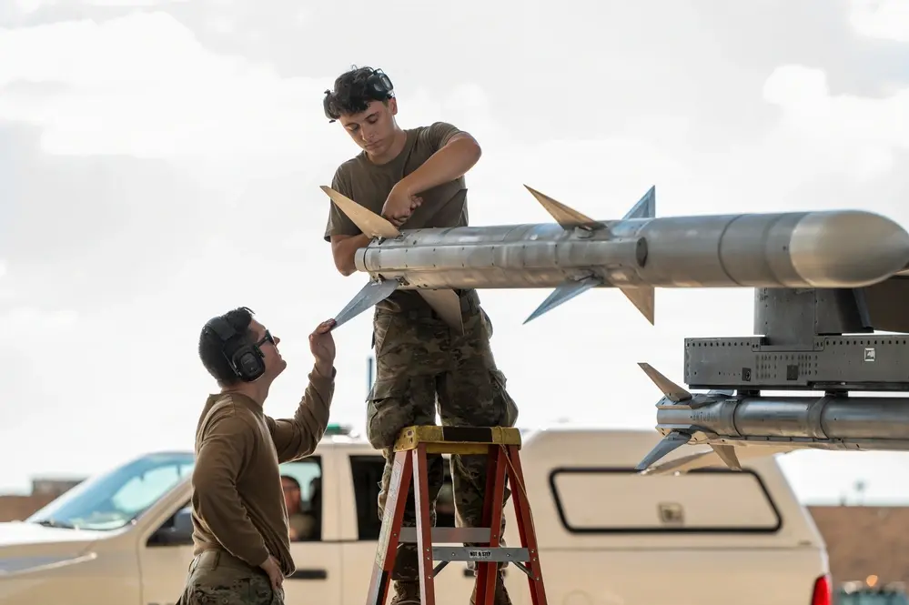 u.s. air force working on an AIM-120 amraam