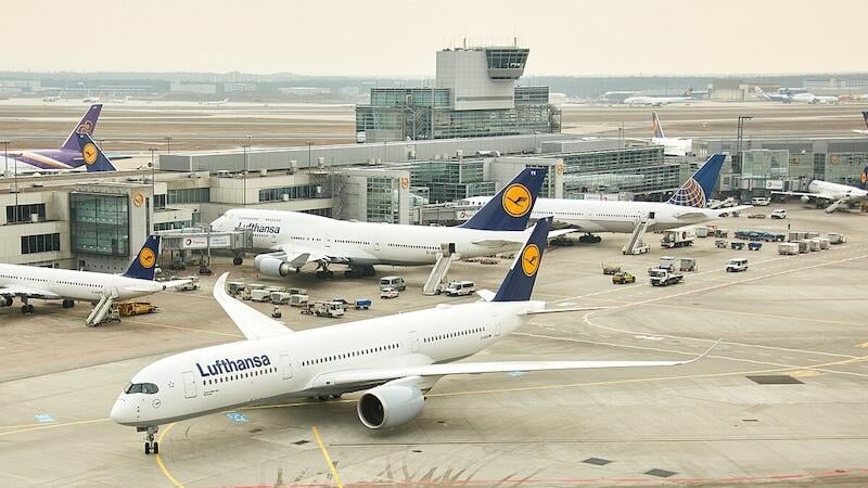 lufthansa a350 at frankfurt airport