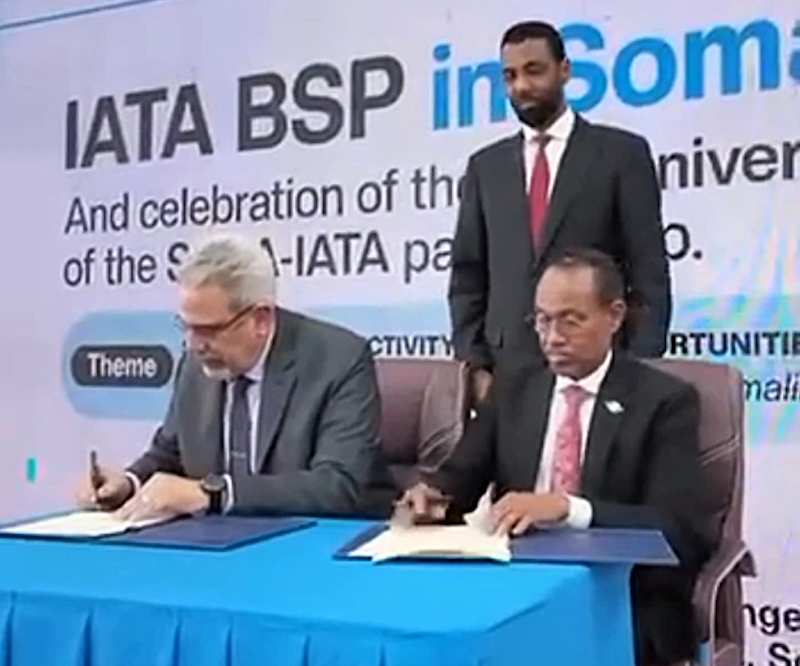 representatives from IATA and Somalia’s Ministry of Transport and Civil Aviation Authority at agreement signing