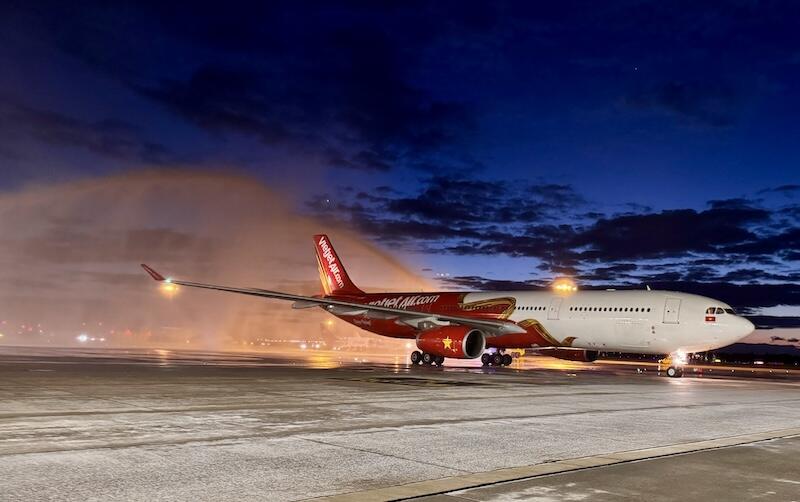 vietjet aircraft at night