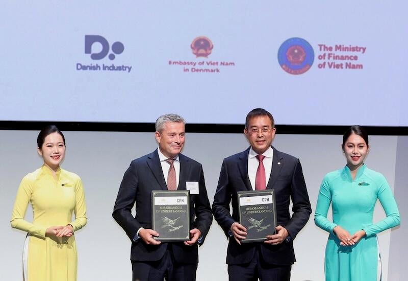 Vietnam Airlines Chairman and representatives and Copenhagen Airport Chief Commercial Officer Peter Krogsgaard