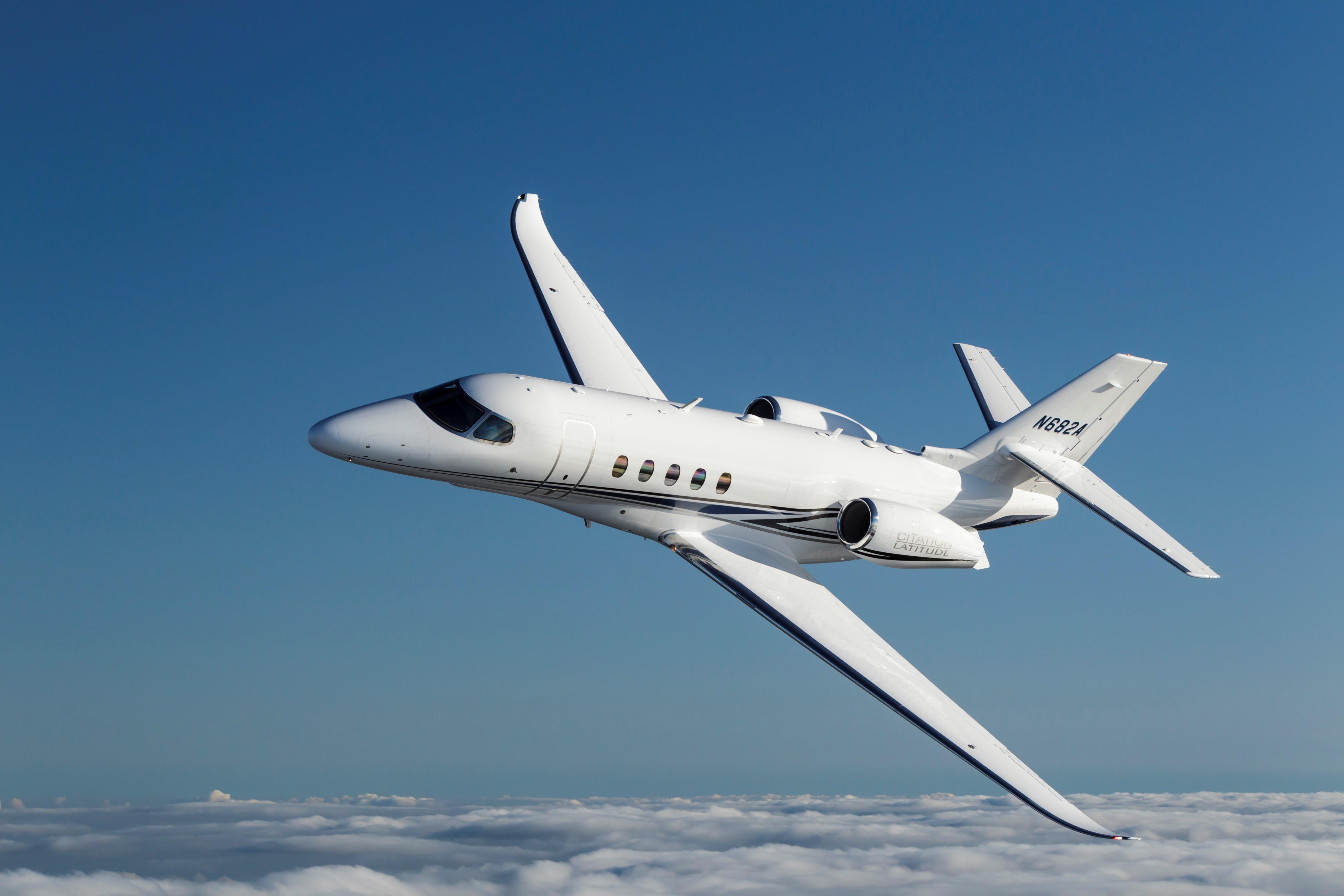 Средний самолета. Бизнес самолеты Cessna Citation Latitude. Самолет Cessna Citation Jet. Бизнес-Джет Cessna Citation. Cessna - Citation Latitude, 2017.