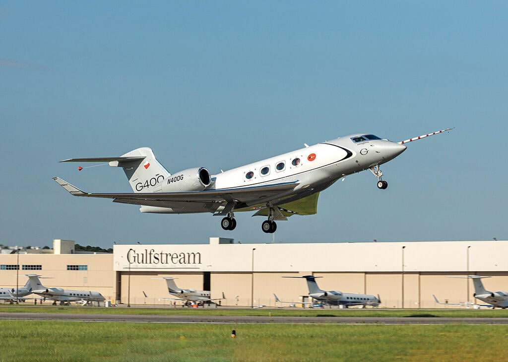 Gulfstream G400 taking off